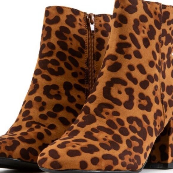 BAMBOO Shoes - Moody Square Toe Booties  ( BRAND NEW !!!! )